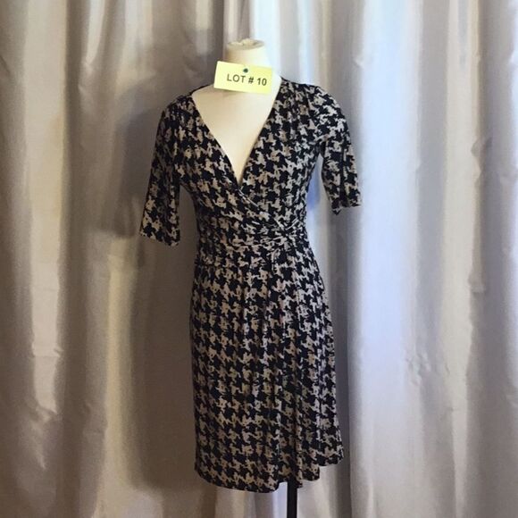 V neck dress in size 6 by RONNI NICOLE in black & tan - Picture 1 of 13